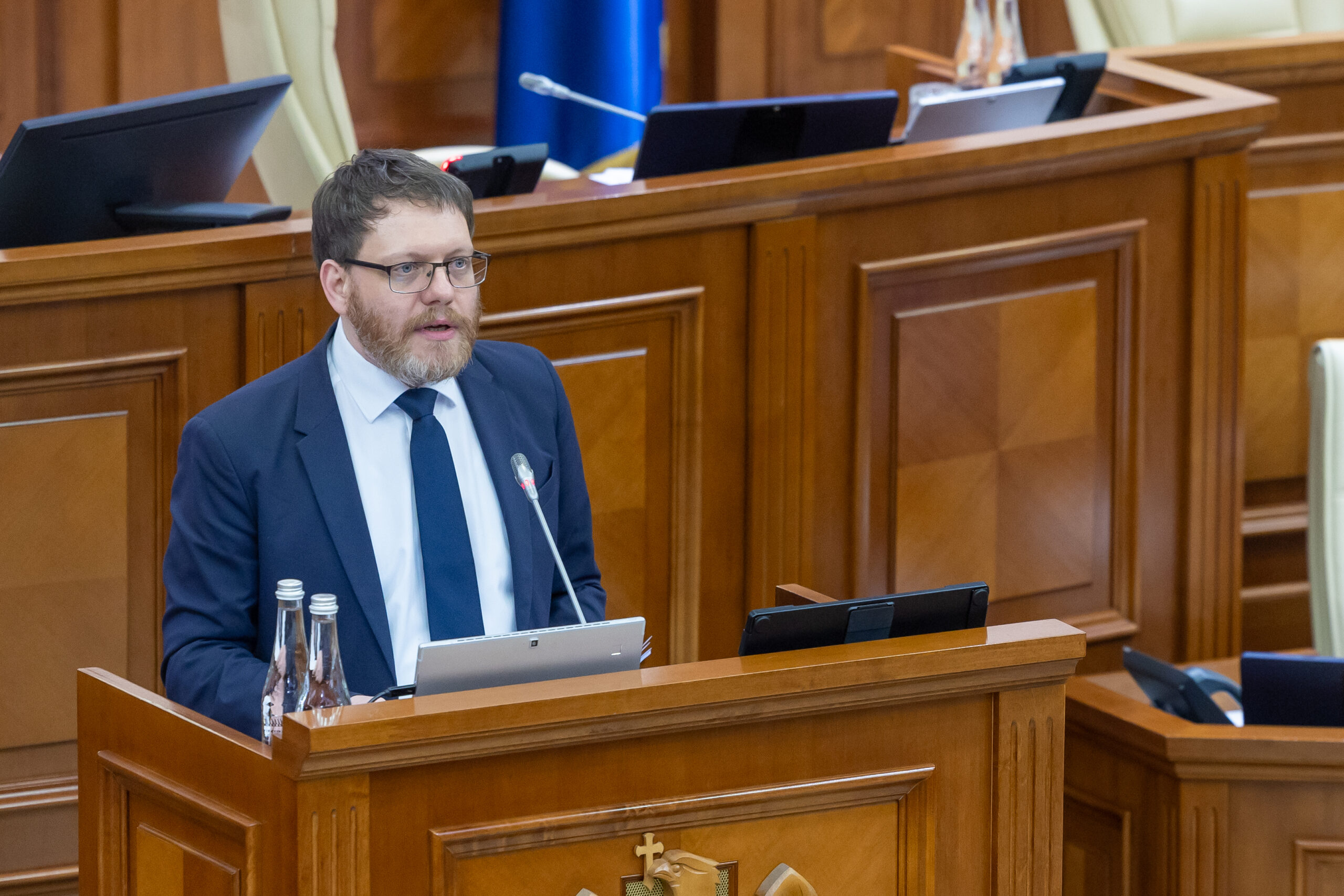 raport-n-parlament-n-2025-cele-mai-multe-cazuri-de-discriminare