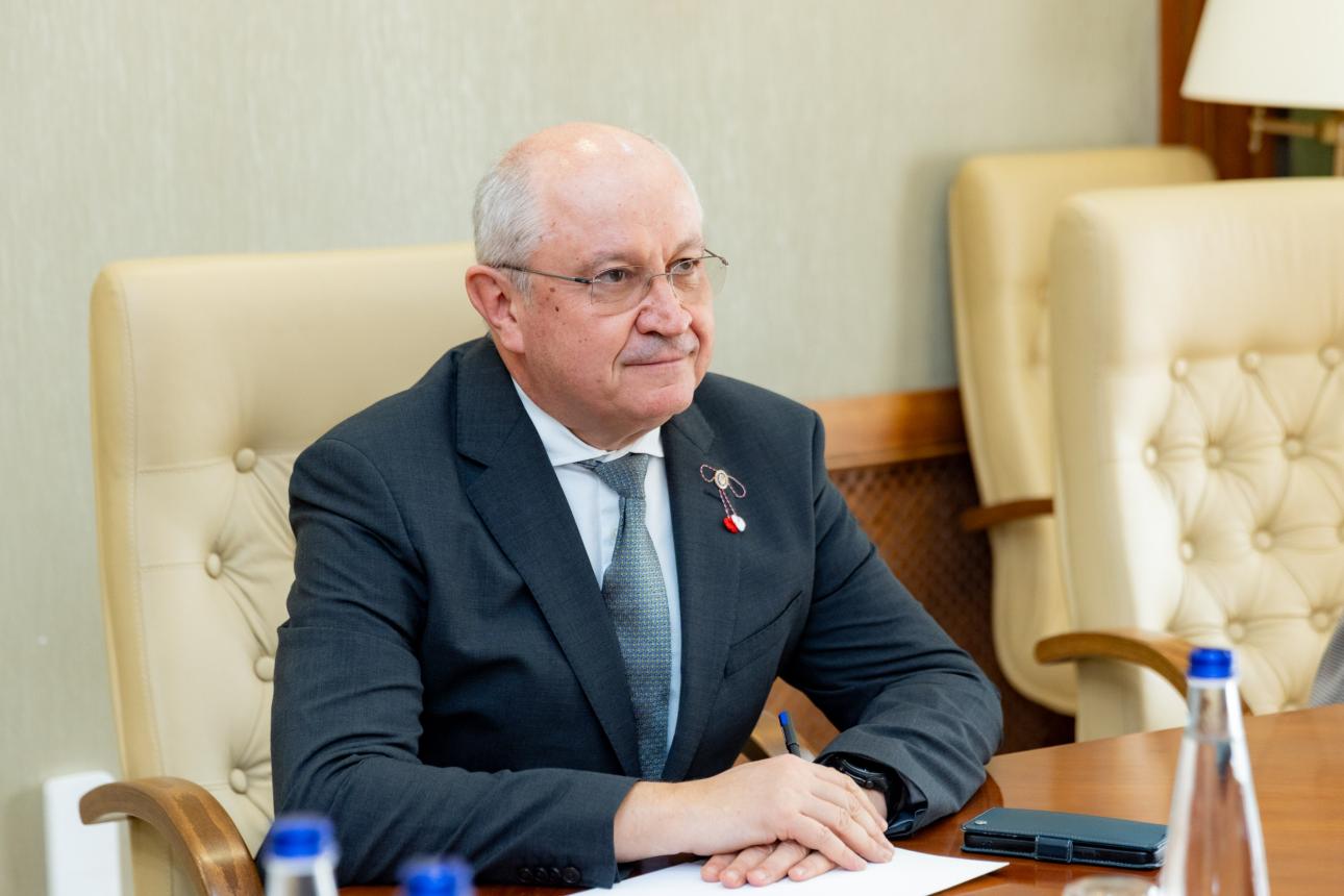 Prim-ministrul Munteanu va efectua o vizită oficială la București ...